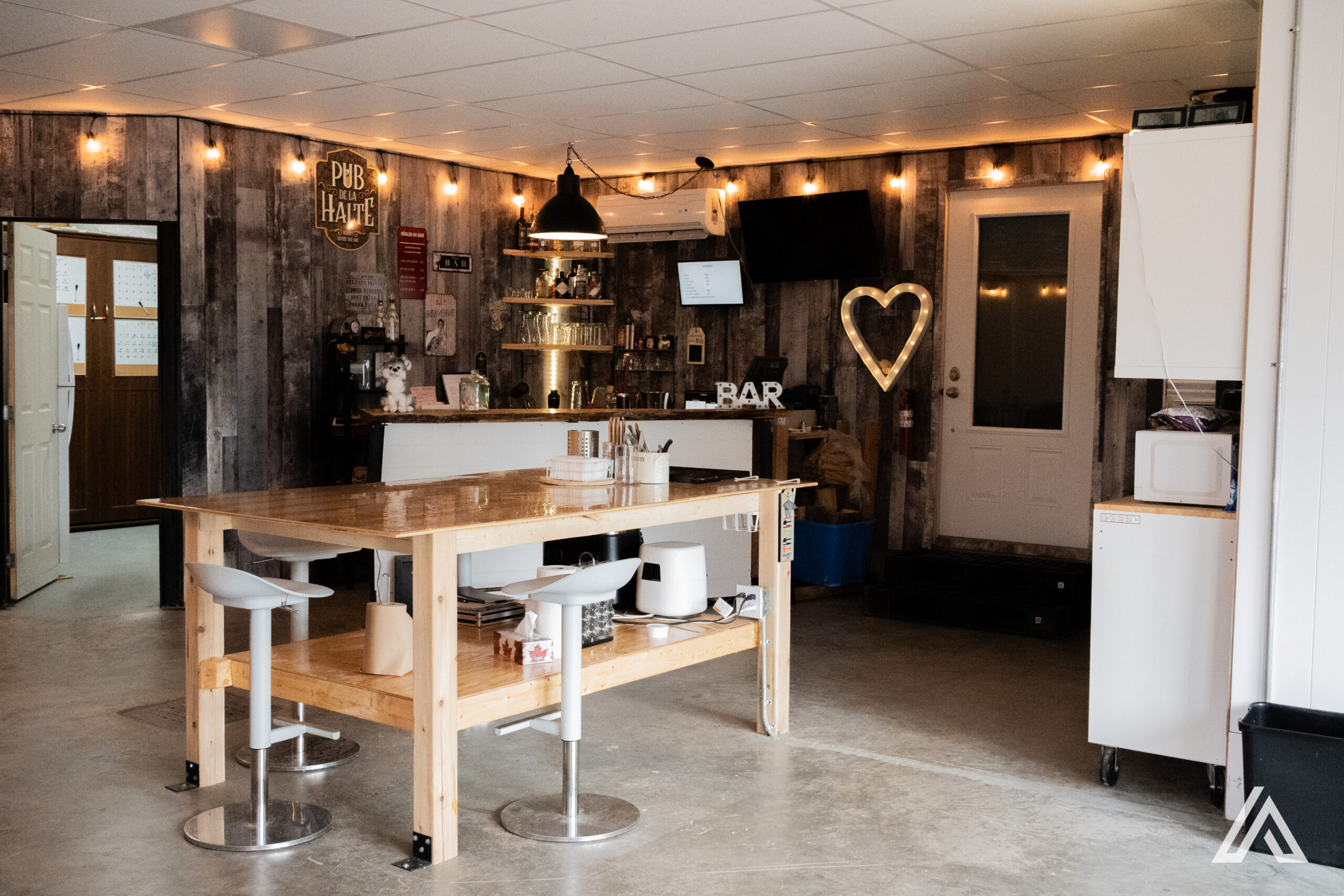 Notre bar et terrasse sont l'endroit idéal pour se détendre après une journée d'aventures en plein air. Vous désaltérer en toute tranquillité tout en profitant de l'ambiance chaleureuse de notre établissement.